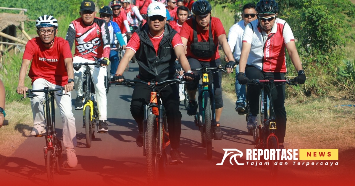 Gowes kemerdekaan ini diawali dengan senam bersama oleh Pj Bupati Ugas dan Ketua TP PKK Rita Erik di Alun-alun Kota Kraksaan serta peninjauan Bazar Proteksi yang menampilkan produk UMKM dan sembako.
