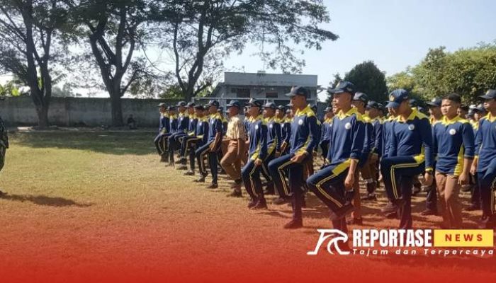 Seleksi Lomba Gerak Jalan, Babinsa Kedungmoro Melatih Kedisiplinan Siswa SMPN 01 Kunir