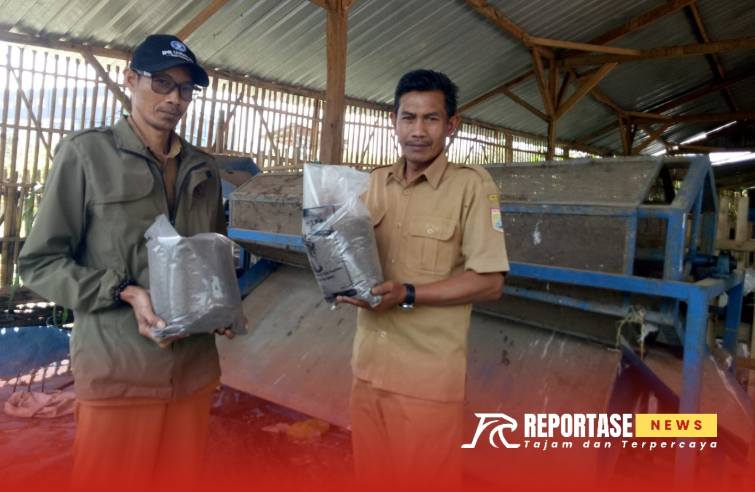 (kanan) kepala desa Madiredo bersama ketua TPST saat menunjukan olahan menjadi pupuk organik