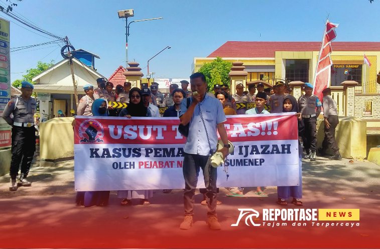 Aliansi Pemuda Reformasi Melawan (ALARM) Sumenep menggelar aksi unjuk rasa di depan Mapolres Sumenep