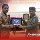 Penyerahan bantuan bibit pohon secara simbolis program TPID (Tim Pengendali Inflasi Daerah) kepada 15 desa/kelurahan di Kabupaten Probolinggo. Serta tukar menukar cinderamata antara Pj Sekda Heri, Kepala OJK Malang Biger Adzanna Maghribi