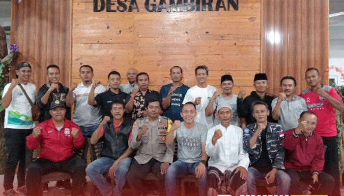 Pemain dan Penonton Open Tournamen Sepak Bola Desa Gambiran Sepakat Damai 