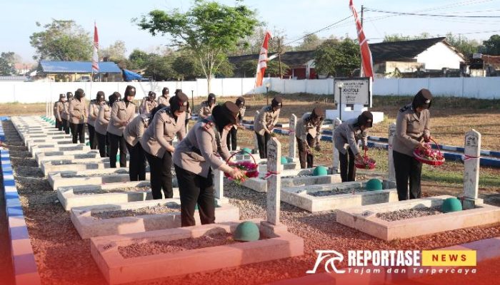 Polwan Polres Sumenep Ziarah Makam Pahlawan