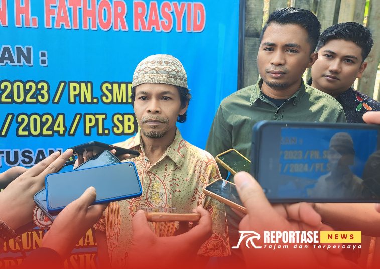 Kuasa hukum H.Fathor Rasyid, Nadianto, SH dan Ibnu Hajar, SH saat melakukan konferensi pers di lokasi.