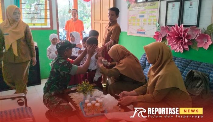 Bulan Imunisasi Anak Sekolah, Babinsa Dampingi Nakes Giat Imunisasi di SDN Grobogan 03