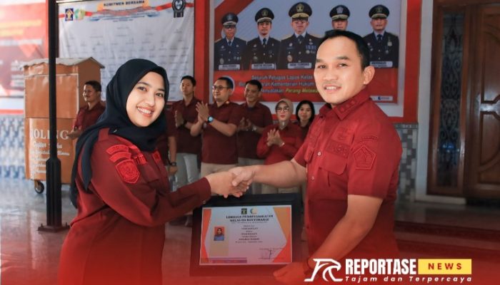 Kinerja Baik, Pegawai Lapas Banyuwangi Terima Penghargaan Pegawai Teladan