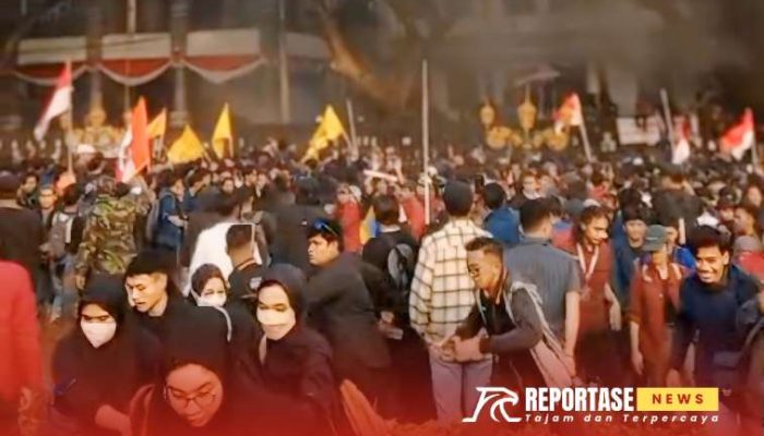 Demo Ricuh di DPRD Kota Malang: Massa Merangsek Masuk dan Pagar Dirobohkan