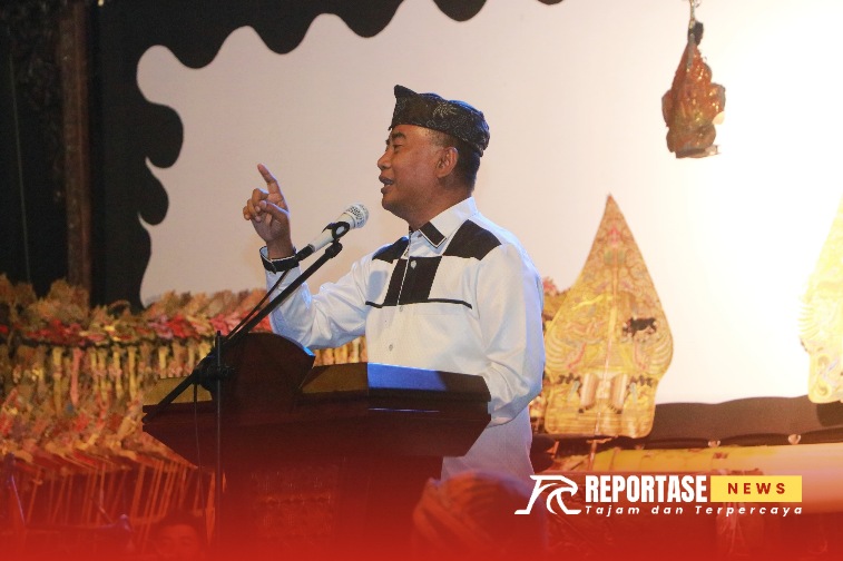 Pj.Bupati Probolinggo Ugas Irwanto bersama Dalang Ki Yuwono Lc mengangkat Wayang .