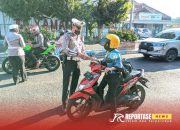 Satlantas Polres Lumajang Bagikan Brosur Kamseltibcarlantas kepada Pengendara 12 Satlantas Polres Lumajang Bagikan Brosur Kamseltibcarlantas kepada Pengendara