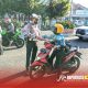 Petugas langsung turun membagikan brosur berisi himbauan kepada pengendara roda dua