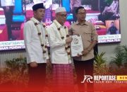 Ribuan Simpatisan Antar Kiai Mamak dan Mas AB Daftar ke KPU Sampang 9 Ribuan Simpatisan Antar Kiai Mamak dan Mas AB Daftar ke KPU Sampang