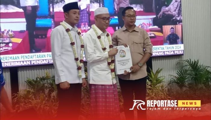 Ribuan Simpatisan Antar Kiai Mamak dan Mas AB Daftar ke KPU Sampang