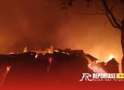 Tiga Kebakaran Hebat Melanda Sampang dalam Sehari, Gudang Rongsokan Hangus Terbakar 8 Tiga Kebakaran Hebat Melanda Sampang dalam Sehari, Gudang Rongsokan Hangus Terbakar