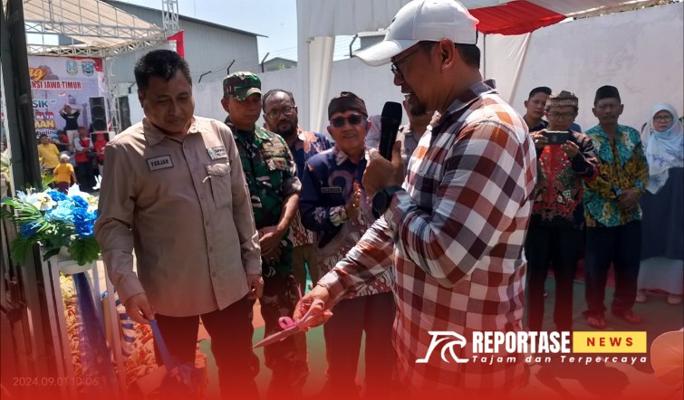 Peresmian pasar klasik di tandai pemotongan pita oleh Kadis DPMD Kabupaten Probolinggo H.Fathur Rosi di dampingi oleh DPMD Popvinsi Jatim Fajar dan Kepala Desa Klaseman Suprijono