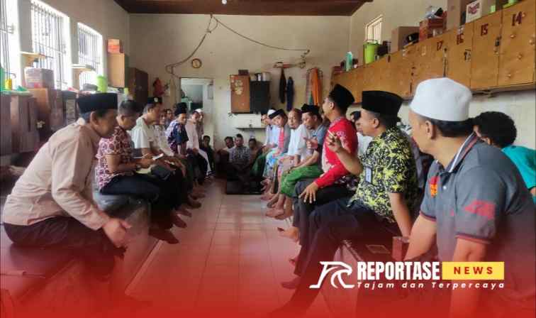 Kepala Seksi Bimbingan Anak Didik Lembaga Pemasyarakatan (Lapas) Kelas IIA Banyuwangi Wahyu Tetuka beserta Kepala Subseksi Bimbingan Kemasyarakatan dan Perawatan Dhanny Dwi Suswinarko