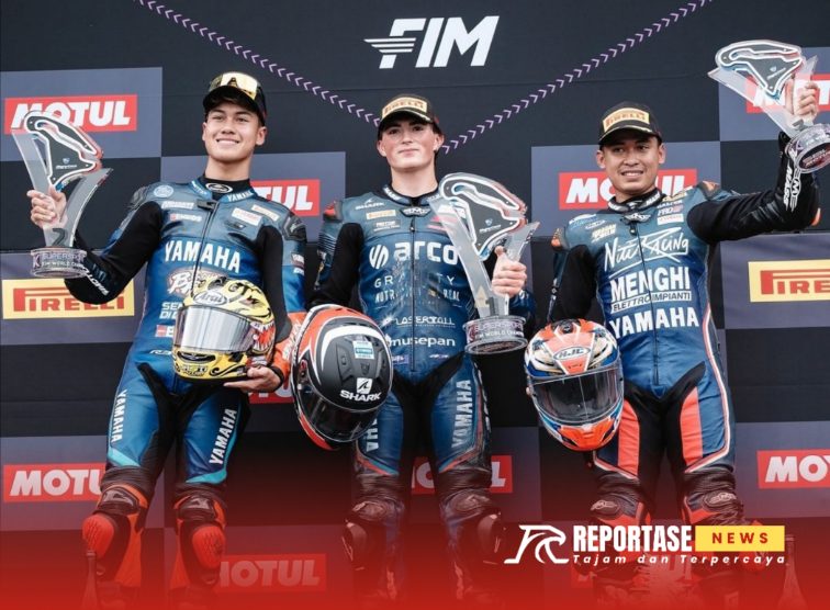 Aldi Satya Mahendra dan Galang Hendra Pratama merayakan hasil podium dalam balapan kesatu WSSP 300 di Sirkuit Magny-Cours, Prancis.