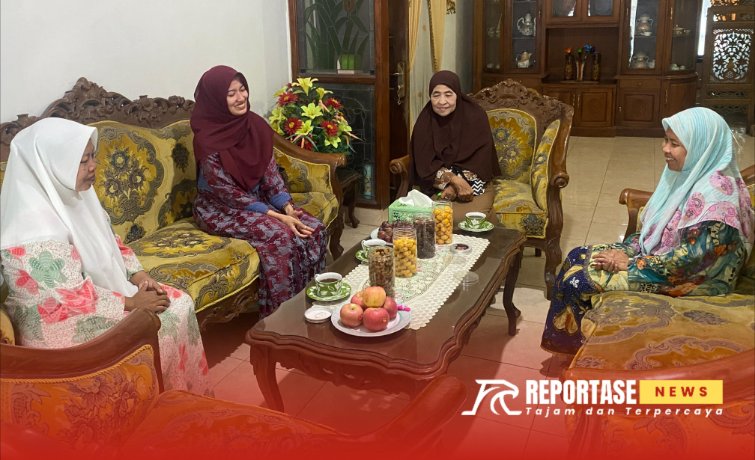 Caption : istri calon bupati saat silaturrahmi ke nyai di sampang