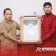 Ketua DPC PWRI Sumenep, Rusydiyono saat memberikan penghargaan kepada Bupati Sumenep, Achmad Fauzi Wongsojudo, @by_reportasenews.net