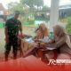 Mendampingi kegiatan pelayanan Posyandu yang berlangsung di Balai Desa Padang