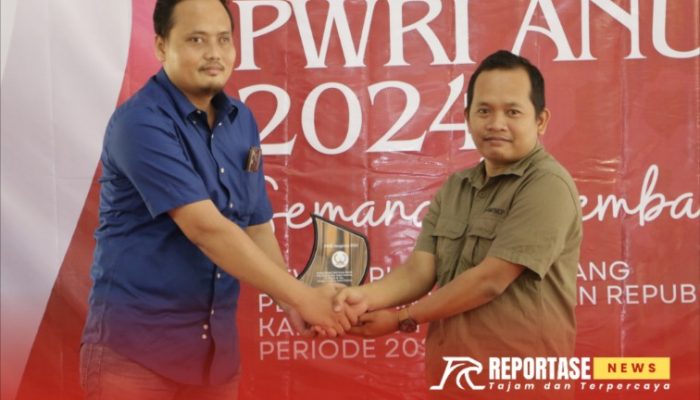 Direktur RSUD Sumenep Terima Penghargaan Pioneering Health Reforms PWRI 2024