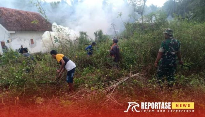 Wujudkan Lingkungan Bersih dan Nyaman Babinsa Jugosari Bersama Warga Kerja Bakti Pembersihan Semak Belukar