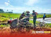 Babinsa Supiturang Dampingi Pengolahan Lahan Pertanian, Dukung Percepatan Musim Tanam