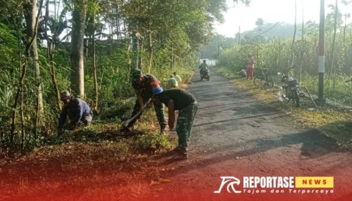 Babinsa dan Warga Gelar Kerja Bakti Pembersihan Jalan di Dusun Ketangi, Wujud Kepedulian Lingkungan