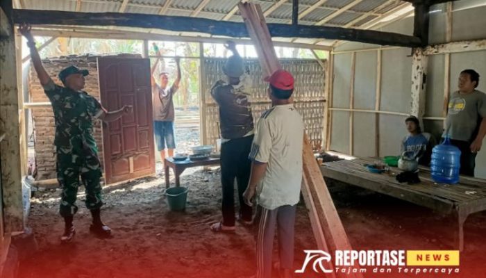 Wujudkan Kebersamaan, Babinsa Bodang dan Warga Tanjung Bersatu Bantu Renovasi Rumah Kebakaran