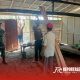 Bersama warga bersatu membantu renovasi rumah milik Surajak