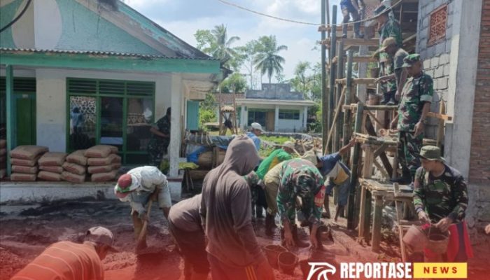 Koramil 0821-04/Gucialit Bersama Warga Laksanakan Karya Bakti Pengecoran Atap Musala Nurul Jadid