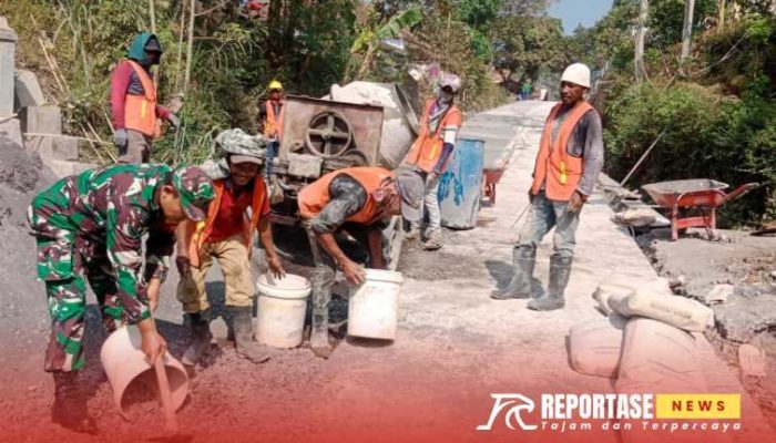 Gotong Royong Wujudkan Pembangunan Infrastruktur Desa: Babinsa dan Warga Sawaran Lor Bangun Jalan Rabat Beton