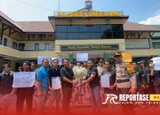 Mahasiswa Apresiasi Pengungkapan Kasus Ganja, Beri Bunga untuk Polres Lumajang 9 Mahasiswa Apresiasi Pengungkapan Kasus Ganja, Beri Bunga untuk Polres Lumajang