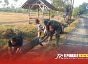 Peduli Kebersihan, Babinsa Tempeh Kidul Bersama Warga Ngebruk Kerja Bakti Bersih Selokan