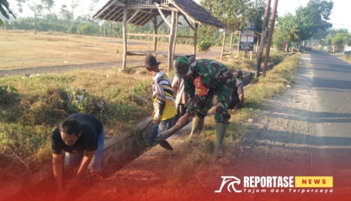 Peduli Kebersihan, Babinsa Tempeh Kidul Bersama Warga Ngebruk Kerja Bakti Bersih Selokan