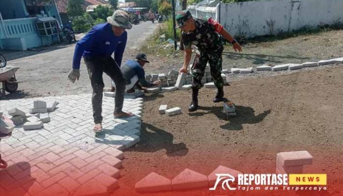 Babinsa Kaliboto Lor, Kawal Pembangunan Infrastruktur Jalan Paving Block di Dusun Krajan