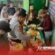 Polsek Kangean saat memberikan kejutan dalam rangka HUT TNI ke-79 kepada Koramil 0827/18 Kangean,