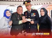 Wujud Solidaritas TNI-Polri, Polres Lumajang Beri Kado Nasi Tumpeng di HUT TNI ke-79