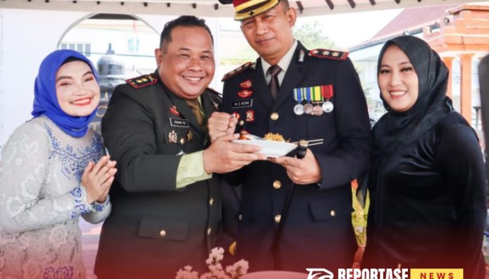 Wujud Solidaritas TNI-Polri, Polres Lumajang Beri Kado Nasi Tumpeng di HUT TNI ke-79