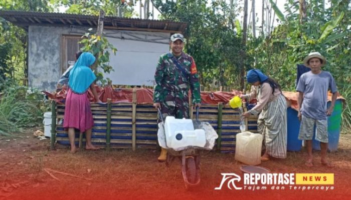 Wujud Kepedulian Warga Binaan, Babinsa Tunjung Laksanakan Pendampingan Pendistribusian Air Bersih