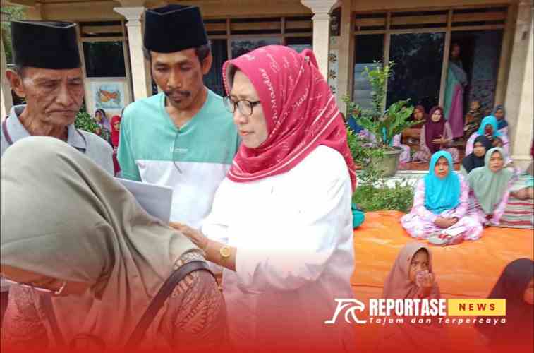 Foto : Bunda Indah (berhijab warna merah) menandatangani MOU.