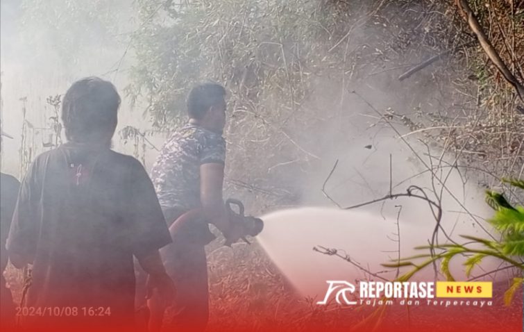 Tim Pemadam Kebakaran (Damkar) Kabupaten Sumenep saat melakukan pemadaman kobaran api,