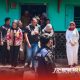 Bunda Indah, datang ke lokasi bencana angin puting beliung di Desa Selok Awar - Awar Kecamatan Pasirian