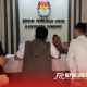 Mahasiswa yang tergabung dalam Dear Jatim, Korda Sumenep, saat mendatangi kantor KPU Sumenep