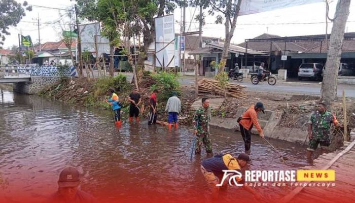 Bersama Elemen, Babinsa Tekung Turut Kerja Bakti Bersih Sungai Repeh