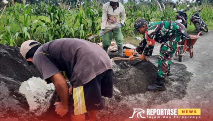 Babinsa Pasrujambe Dampingi Pembangunan Irigasi Tersier untuk Dukung Ketahanan Pangan