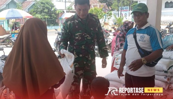 Pastikan Lancar, Babinsa Barat Kawal Pendistribusian Beras Bantuan Pemerintah ke 575 Warga Penerima