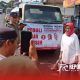 Bunda Indah Amperawati saat melakukan pendistribusian air bersih untuk warga