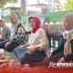 Bunda Indah (kerudung merah) saat takziah ke rumah almarhum pasienposbindu keswa Kel. Jogotrunan