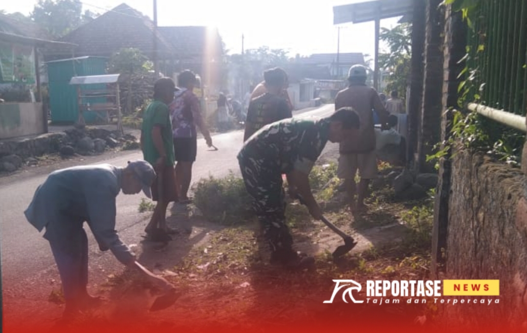 Kerja bakti pembersihan jalan di Dusun Uranggantung, Desa Jarit, Kecamatan Candipuro