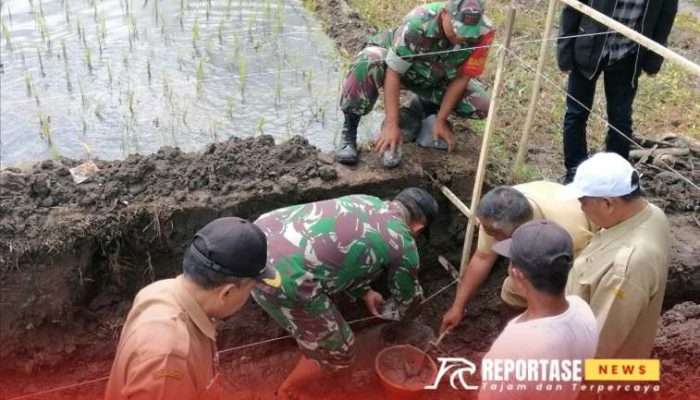 Babinsa Pagowan Bersama Petani Kerja Bakti Pembangunan Irigasi Tersier: Solusi Air Perluasan Lahan Pertanian